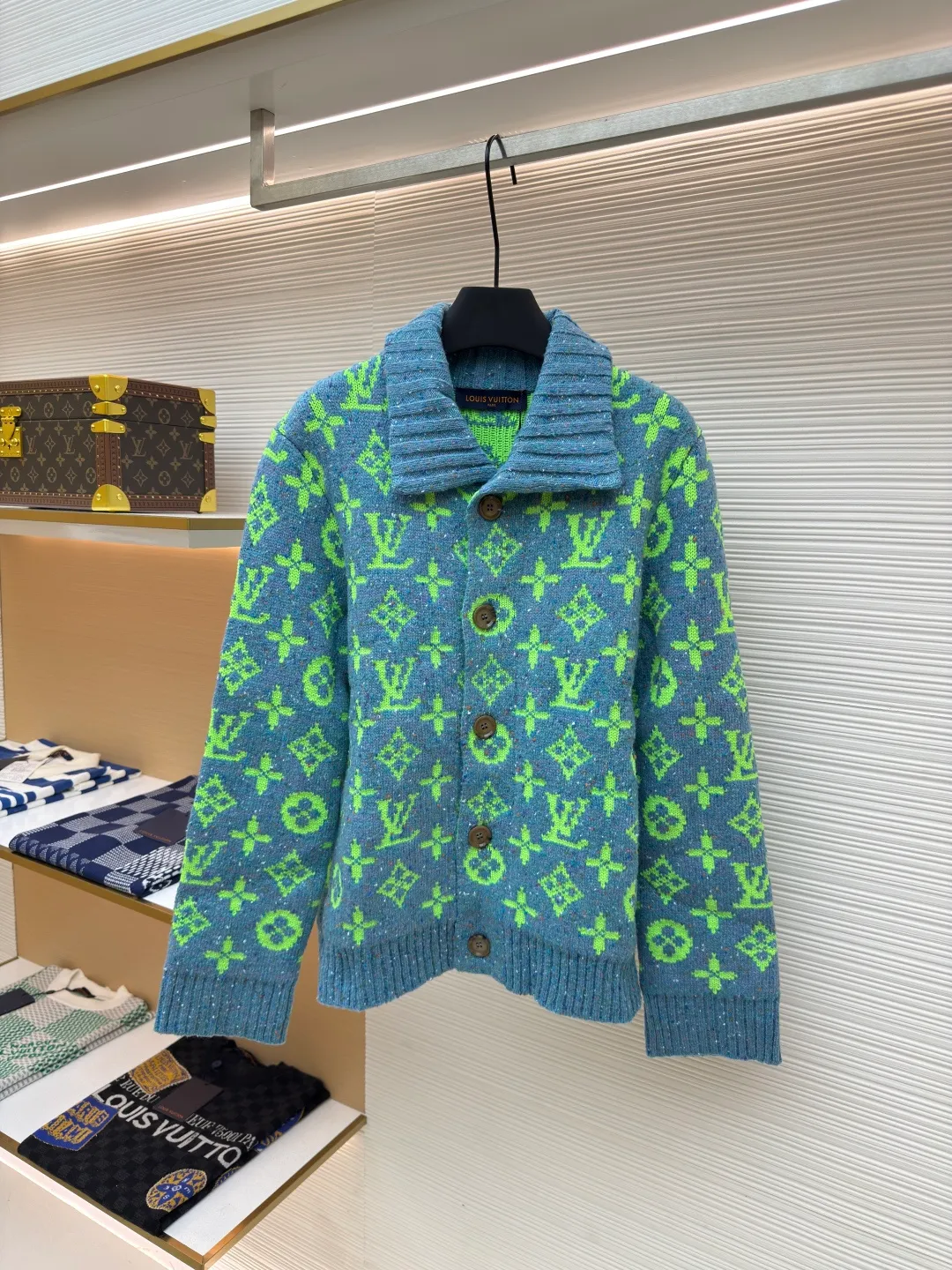 LOUIS VUITTON green yarn woolen jacket ●Authentic product: Purchased and developed for 12900 ●Item number: 1680367-C65 ●Fabric: wool fabric ●Technology: woolen making ●Version: loose fit ●Weight: about 850 grams ●Size: XS-S-M-L ●Description: This colored yarn is not in stock in the market. In order to restore the 1:1 effect of the original version, we use 100% wool to make a 1:1 color customization based on the original version. Customize the count of the original version + customize the color points on the original color yarn + customize the color of the original color yarn. The customization and coloring of the yarn alone takes 3 months. The dyeing cycle of the color yarn is long and time-consuming. The coloring and color testing is repeated more than 5 times before the final effect is determined; the loom adopts the latest 2022C The ixing 5-needle ultra-fine machine uses a 1:1 parallel knitting method based on the original version. Each piece takes 210 minutes. It is not like those ordinary computerized flat knitting machines. In order to rush the goods, the speed is turned to the limit. The stitches of the knitted pieces are of different sizes, with lettering and patterns. For our entire garment, the texture of the pieces is cleaned, without lettering, and there will be no patterning on the pieces, which greatly ensures the texture and clear texture of the pieces. The overall wiring is straight and delicate, the fabric is comfortable and soft, and the color is consistent without color difference. It can be matched with the same style to create a fashionable look and control various occasions. Customized accessories, complete with three standards, same style for men and women!